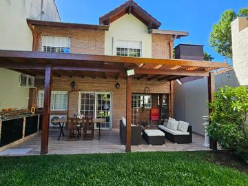 Venta Casa 3 dormitorios y escritorio con jardin en Martinez