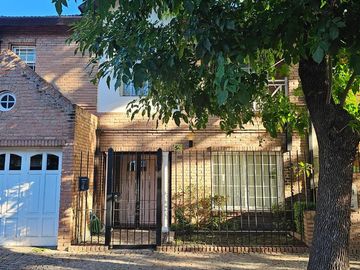 Venta Casa 3 dormitorios y escritorio con jardin en Martinez