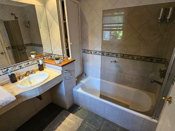Venta Casa 3 dormitorios y escritorio con jardin en Martinez