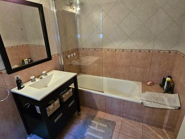 Venta Casa 3 dormitorios y escritorio con jardin en Martinez