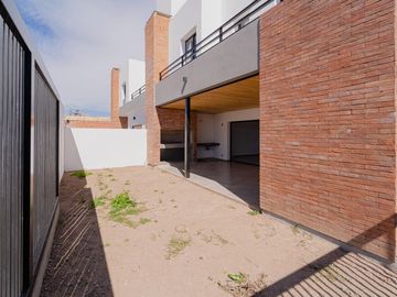 Duplex- Rincones de Manantiales - Calefaccion Central - Doble vidrio
