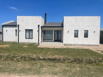 Casa en venta - 3 Dormitorios 2 Baños - Cochera - 160mts2 - San Miguel del Monte