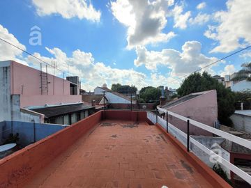 Casa en Villa Ballester - Venta - Cuatro Ambientes.
