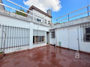 Casa en Villa Ballester - Venta - Cuatro Ambientes.