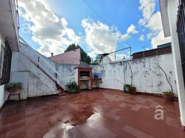 Casa en Villa Ballester - Venta - Cuatro Ambientes.