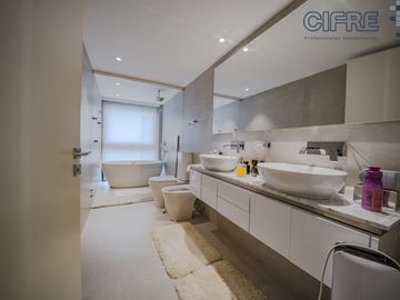 Espectacular semipiso de 4 ambientes, 3 cocheras, al frente  balcón aterrazado TORRE AZCUY