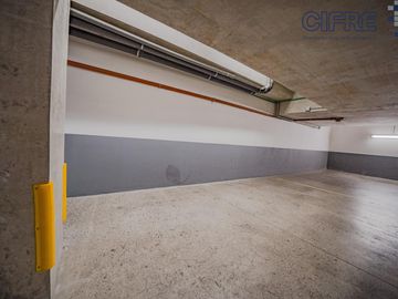 Espectacular semipiso de 4 ambientes, 3 cocheras, al frente  balcón aterrazado TORRE AZCUY