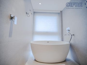 Espectacular semipiso de 4 ambientes, 3 cocheras, al frente  balcón aterrazado TORRE AZCUY
