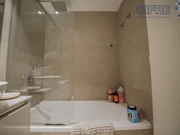 Espectacular semipiso de 4 ambientes, 3 cocheras, al frente  balcón aterrazado TORRE AZCUY