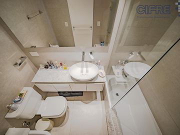 Espectacular semipiso de 4 ambientes, 3 cocheras, al frente  balcón aterrazado TORRE AZCUY