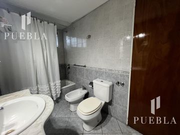 VENTA CASA 5 AMBIENTES EN  BANFIELD CON COCHERAS JARDIN Y QUINCHO
