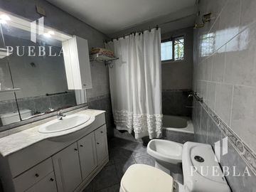 VENTA CASA 5 AMBIENTES EN  BANFIELD CON COCHERAS JARDIN Y QUINCHO