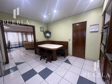 VENTA CASA 5 AMBIENTES EN  BANFIELD CON COCHERAS JARDIN Y QUINCHO