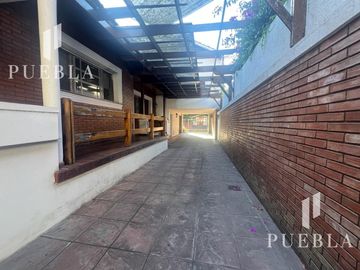 VENTA CASA 5 AMBIENTES EN  BANFIELD CON COCHERAS JARDIN Y QUINCHO