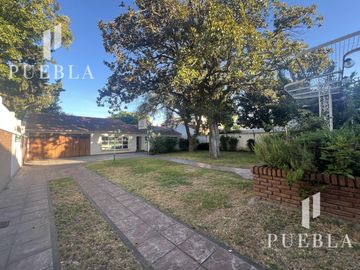 VENTA CASA 5 AMBIENTES EN  BANFIELD CON COCHERAS JARDIN Y QUINCHO