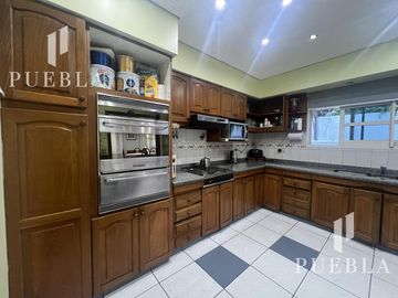 VENTA CASA 5 AMBIENTES EN  BANFIELD CON COCHERAS JARDIN Y QUINCHO