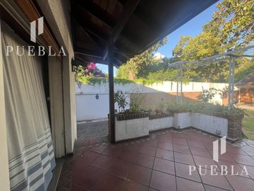 VENTA CASA 5 AMBIENTES EN  BANFIELD CON COCHERAS JARDIN Y QUINCHO