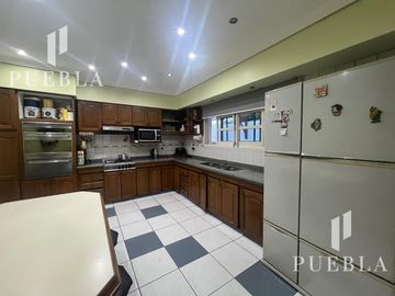VENTA CASA 5 AMBIENTES EN  BANFIELD CON COCHERAS JARDIN Y QUINCHO
