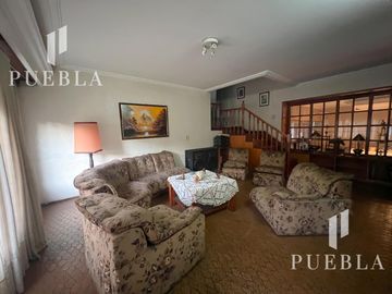 VENTA CASA 5 AMBIENTES EN  BANFIELD CON COCHERAS JARDIN Y QUINCHO