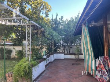 VENTA CASA 5 AMBIENTES EN  BANFIELD CON COCHERAS JARDIN Y QUINCHO