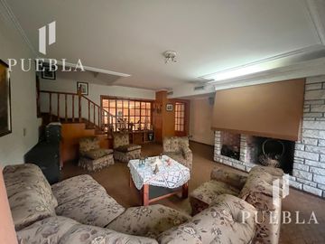 VENTA CASA 5 AMBIENTES EN  BANFIELD CON COCHERAS JARDIN Y QUINCHO