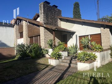 VENTA CASA 5 AMBIENTES EN  BANFIELD CON COCHERAS JARDIN Y QUINCHO