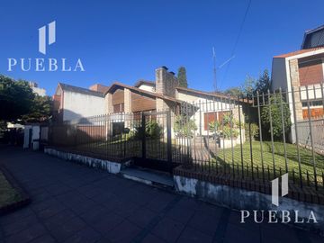 VENTA CASA 5 AMBIENTES EN  BANFIELD CON COCHERAS JARDIN Y QUINCHO