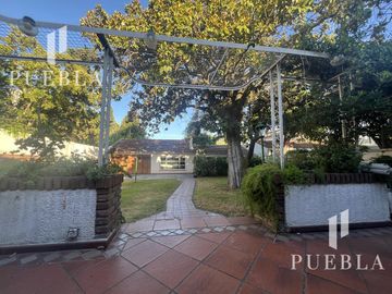 VENTA CASA 5 AMBIENTES EN  BANFIELD CON COCHERAS JARDIN Y QUINCHO