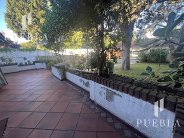 VENTA CASA 5 AMBIENTES EN  BANFIELD CON COCHERAS JARDIN Y QUINCHO