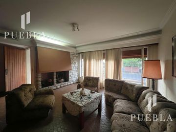 VENTA CASA 5 AMBIENTES EN  BANFIELD CON COCHERAS JARDIN Y QUINCHO