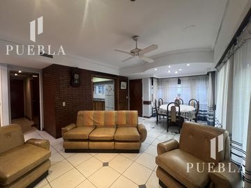 VENTA CASA 5 AMBIENTES EN  BANFIELD CON COCHERAS JARDIN Y QUINCHO