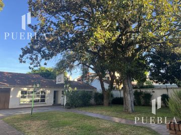 VENTA CASA 5 AMBIENTES EN  BANFIELD CON COCHERAS JARDIN Y QUINCHO