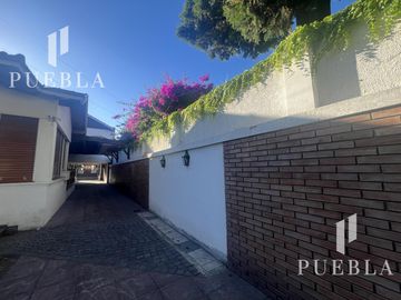 VENTA CASA 5 AMBIENTES EN  BANFIELD CON COCHERAS JARDIN Y QUINCHO