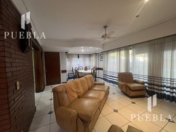 VENTA CASA 5 AMBIENTES EN  BANFIELD CON COCHERAS JARDIN Y QUINCHO