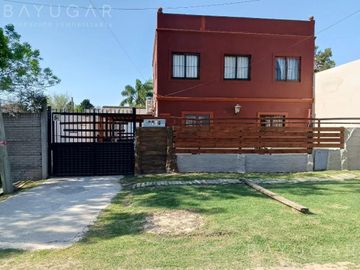 Venta / Casa Amoblada con Pileta / Permuta / Apto Crédito / De Vicenzo Grande