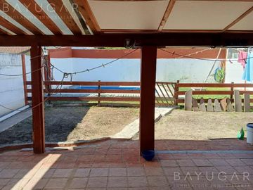 Venta / Casa Amoblada con Pileta / Permuta / Apto Crédito / De Vicenzo Grande