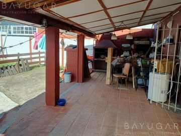 Venta / Casa Amoblada con Pileta / Permuta / Apto Crédito / De Vicenzo Grande