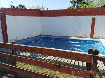 Venta / Casa Amoblada con Pileta / Permuta / Apto Crédito / De Vicenzo Grande