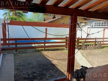 Venta / Casa Amoblada con Pileta / Permuta / Apto Crédito / De Vicenzo Grande