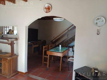 Venta / Casa Amoblada con Pileta / Permuta / Apto Crédito / De Vicenzo Grande