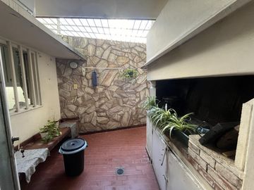 Venta casa en primer piso   quincho completo con pileta en terraza APTO CRÉDITO en zona Sur