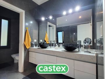 Casa en  venta con renta en Pilar Privado