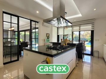Casa en  venta con renta en Pilar Privado