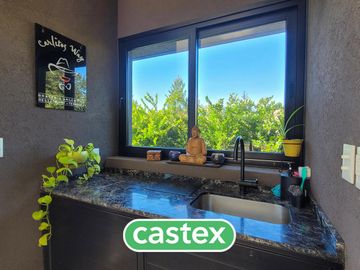Casa en  venta con renta en Pilar Privado