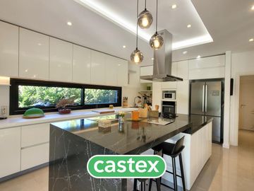 Casa en  venta con renta en Pilar Privado