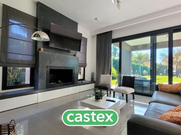 Casa en  venta con renta en Pilar Privado
