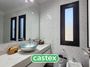 Casa en  venta con renta en Pilar Privado