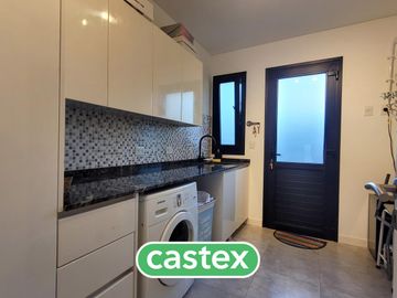 Casa en  venta con renta en Pilar Privado