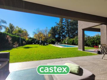 Casa en  venta con renta en Pilar Privado