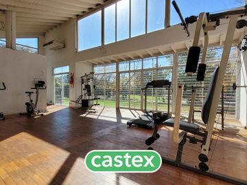 Casa en  venta con renta en Pilar Privado